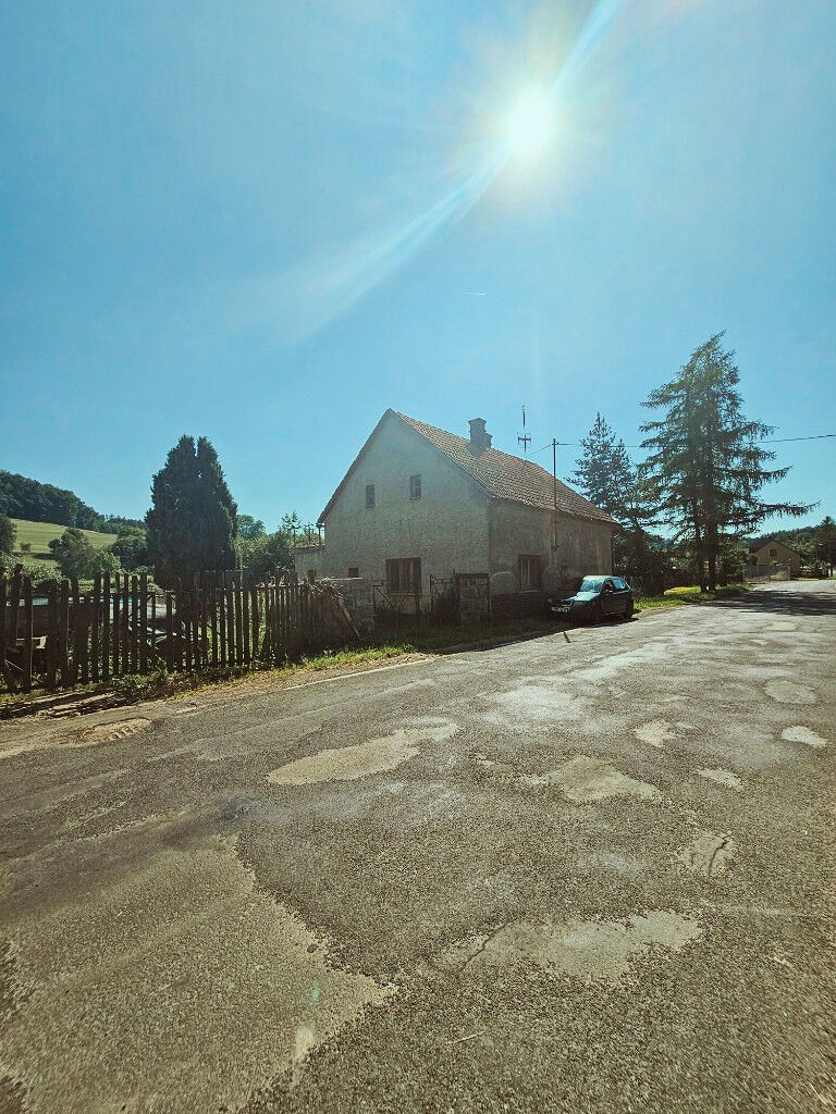 Rodinný dům s rozlehlým pozemkem 1 403 m², dvěma příjezdy a platným demoličním povolením