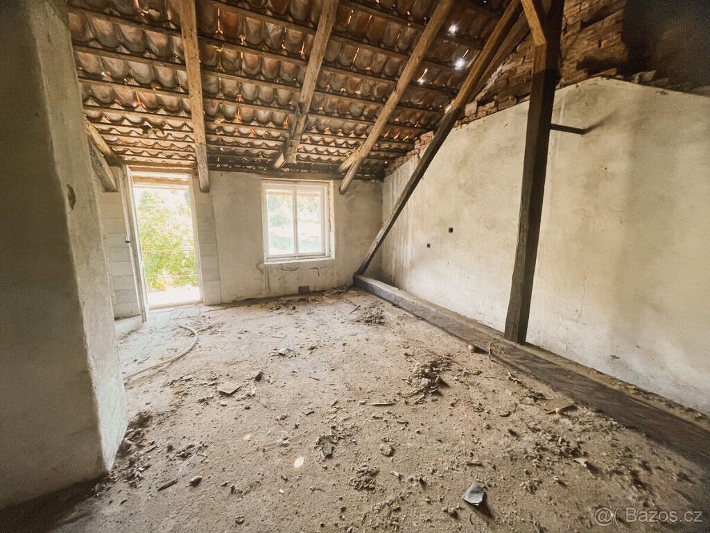 Rodinný dům s rozlehlým pozemkem 1 403 m², dvěma příjezdy a platným demoličním povolením